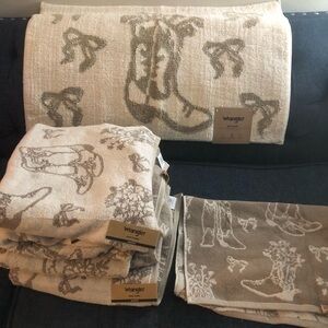 ‼️ Wrangler Cowboy Boot Towels & bathroom Rug in Cream and Brown‼️ 6 pieces
